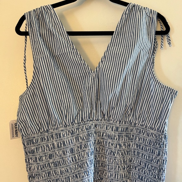 Old Navy V-Neck Tank - Picture 4 of 9